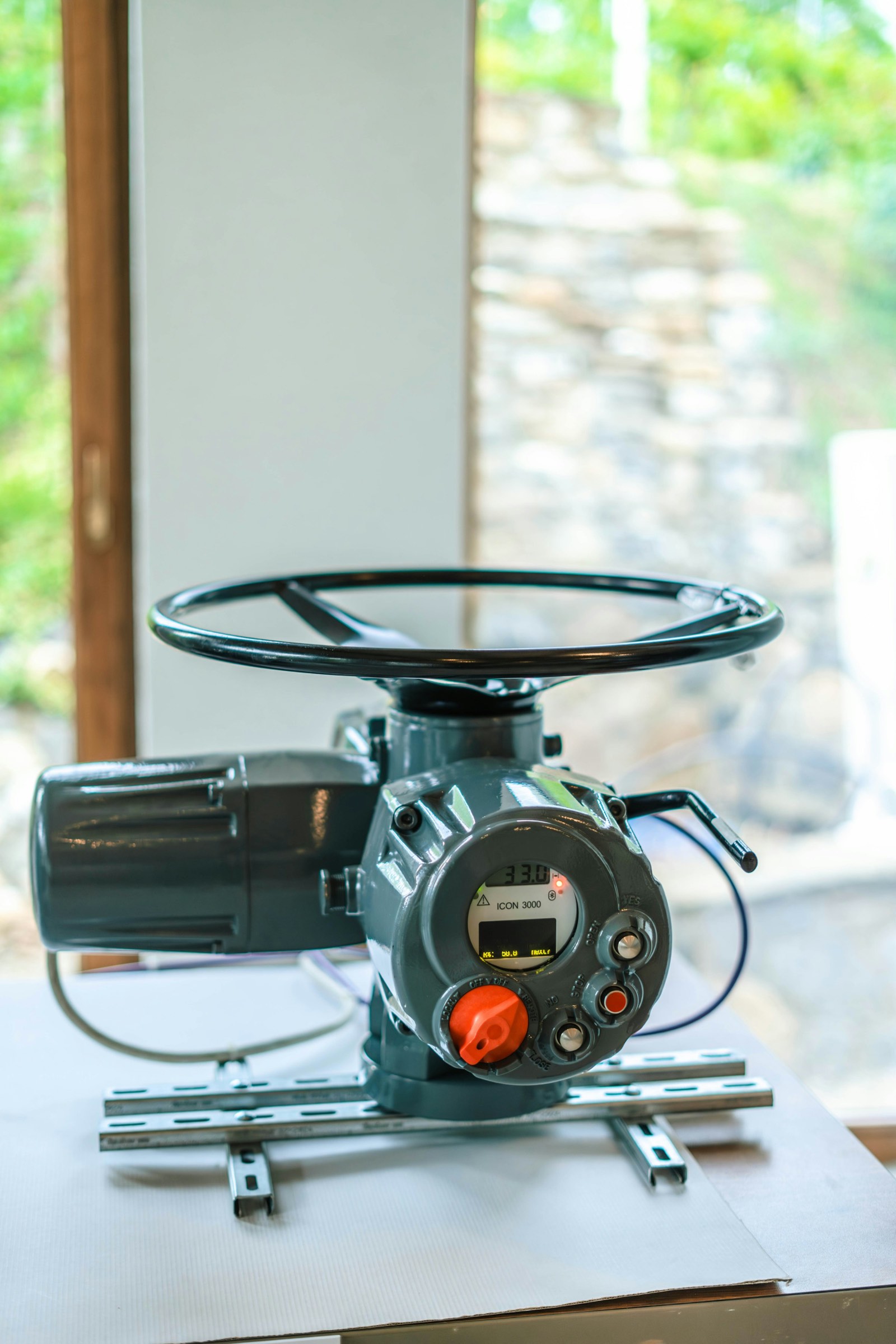 Motorised valve actuator with handwheel